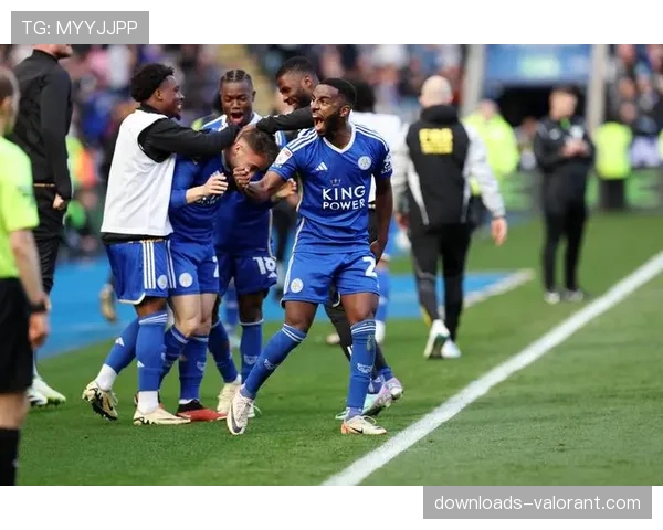 现场：莱斯特城球员在角球防守中成功造越位，VAR复核维持原判